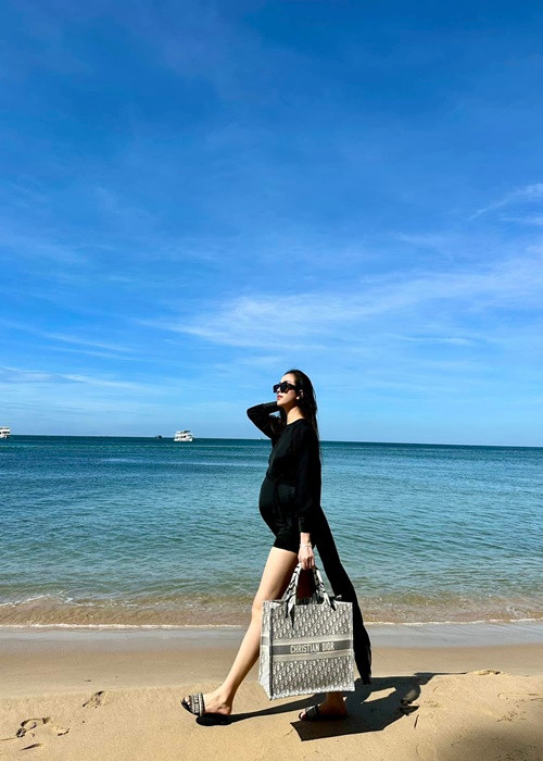 "Trải qua chặng đường dài đầy khó khăn, giờ đây 2 mẹ con đã được gặp nhau. Để có em là một hành trình dài rất nhiều cảm xúc mà đến hôm nay An mới dám chia sẻ. Giờ đây sẽ là 1 thế giới mới với An. Cùng nhau cố gắng nhé Mary", Thúy An viết.