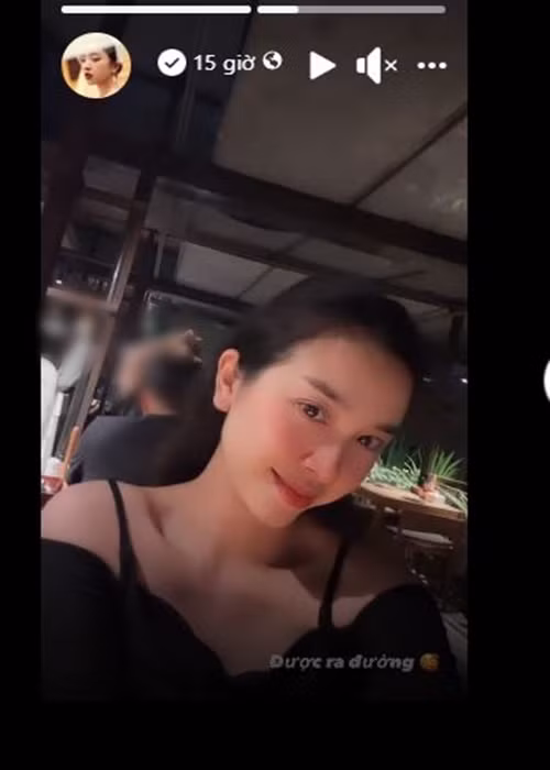 Mới đây, người đẹp khoe loạt ảnh lần đầu được ra ngoài sau hơn 10 ngày sinh nở.