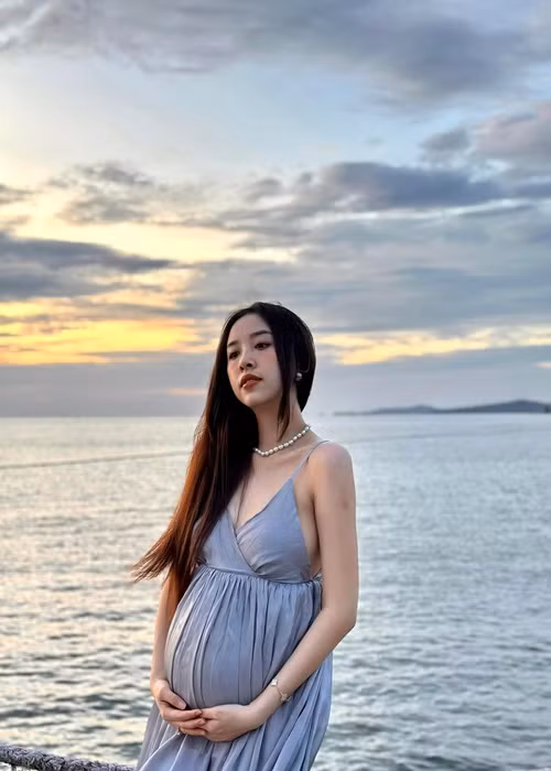 Thúy An gợi cảm khi mang bầu con đầu lòng.