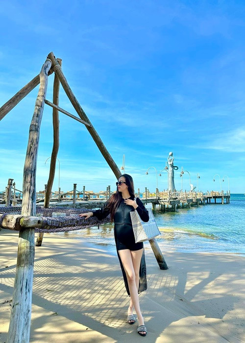 Đồng thời, trên trang cá nhân, nàng hậu khoe loạt ảnh bầu bí từng giấu kín.