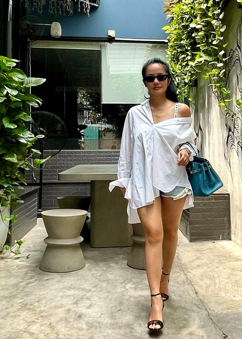 Nữ ca sĩ khoe đôi chân nuột nà. Ảnh: FBNV