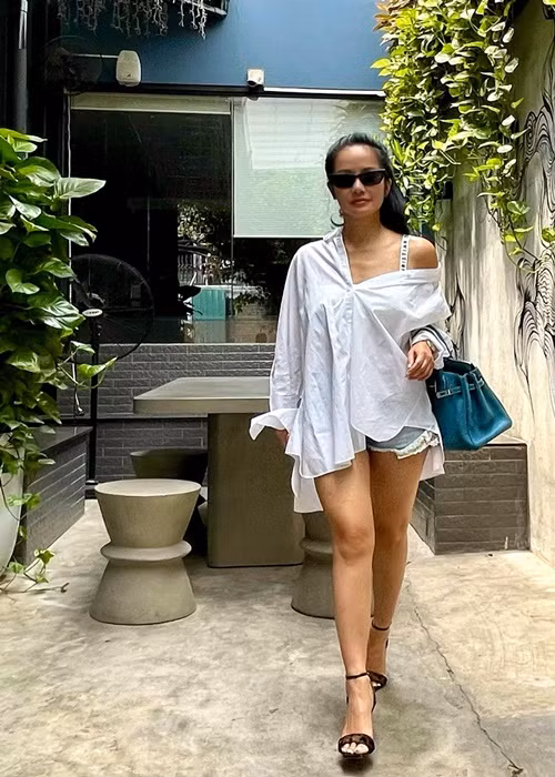 Nữ ca sĩ khoe đôi chân nuột nà. Ảnh: FBNV