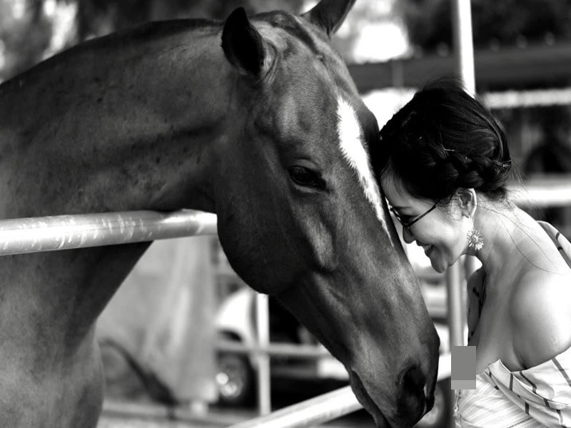 Ở đời thường, Hồng Nhung ưu tiên trang phục giúp cô tôn vòng một căng đầy. Ảnh: FBNV