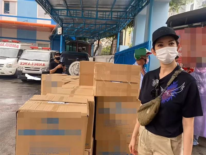 Tháng 7/2021, dù công khai chi tiêu việc từ thiện mùa dịch, Xuân Lan vẫn bị một số cư dân mạng chỉ trích, đòi minh bạch bằng giấy. Nữ người mẫu đáp trả: “Nếu mà ai chửi các mặt của việc làm từ thiện mà họ cho tiền hay gạo vào quỹ nấu cơm thì thoải mái nha”. Ảnh: Vietnamnet