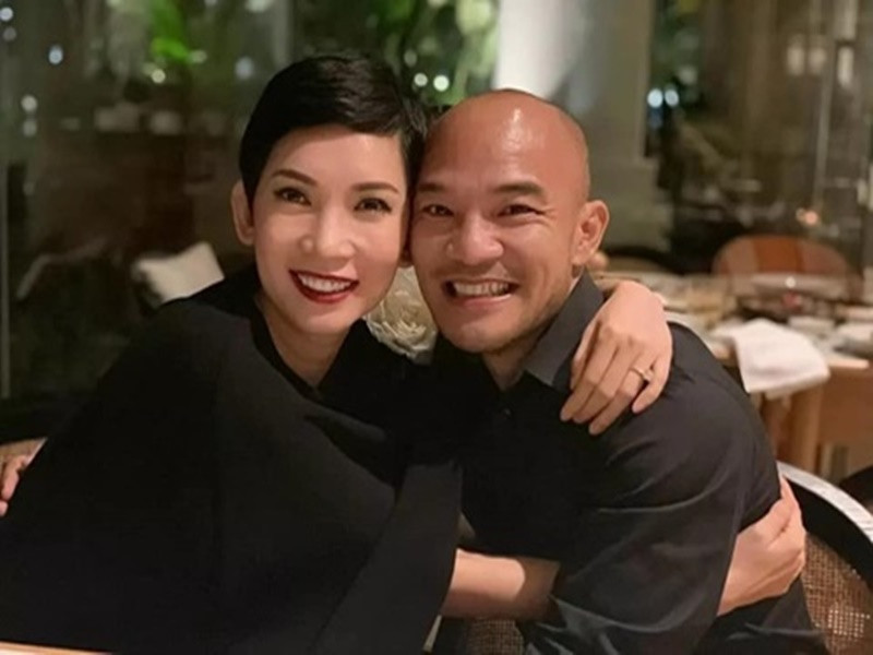 Bị đồn thất thiệt về hôn nhân, Xuân Lan đáp trả: “Đây là chồng em. Hiện tại anh đang đi cào show ở xa nhà. Mà không lẽ vợ nhắn là miss you thì không có bất ngờ. Nên lâu lâu post lên bố cáo thiên hạ là vợ chồng em vẫn không có ý định buông tha cho đời nhau, cũng không ngừng yêu nhau. Nên các anh chị em nào muốn cập nhật tình hình gia đình em thì yên tâm nha… Một số người bớt đồn bậy bạ nhảm nhí về hạnh phúc gia đình em nha. Tháng 7 âm linh thiêng lắm. Nghiệp quật không chừa một ai”. Ảnh: FBNV