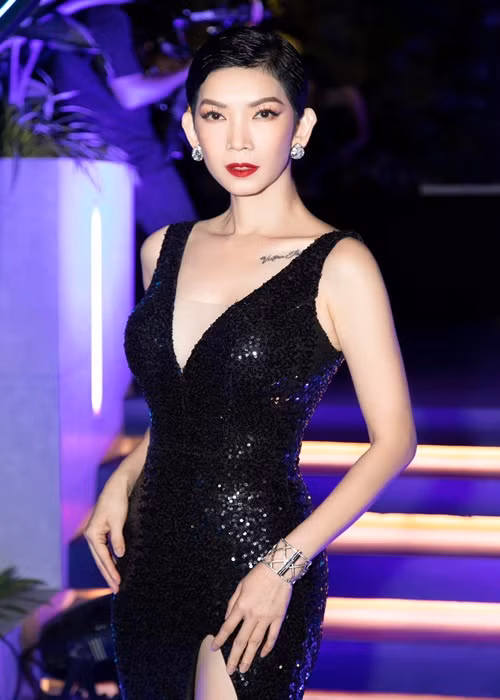 Siêu mẫu Xuân Lan không sợ khi bị dựng chuyện. Cô chia sẻ trong cuộc phỏng vấn với Người đưa tin: “Tôi sống ở showbiz đã 20 năm, từng nhiều lần bị dựng chuyện nên cũng không có gì đáng nói cả. Vì tôi không sợ. Người ta bảo tôi ngủ với chồng bạn thân, mà làm gì có chuyện đó. Câu chuyện đó đúng là kinh khủng. Tôi không thanh minh vì đó là sự đơm đặt. Mình đâu rảnh để đôi co với những người không đáng ấy. Ai muốn nói gì thì nói, nếu không cùng đẳng cấp, văn hóa thì cho qua thôi, nếu thấy bẩn quá thì xóa đi”. Ảnh: FBNV