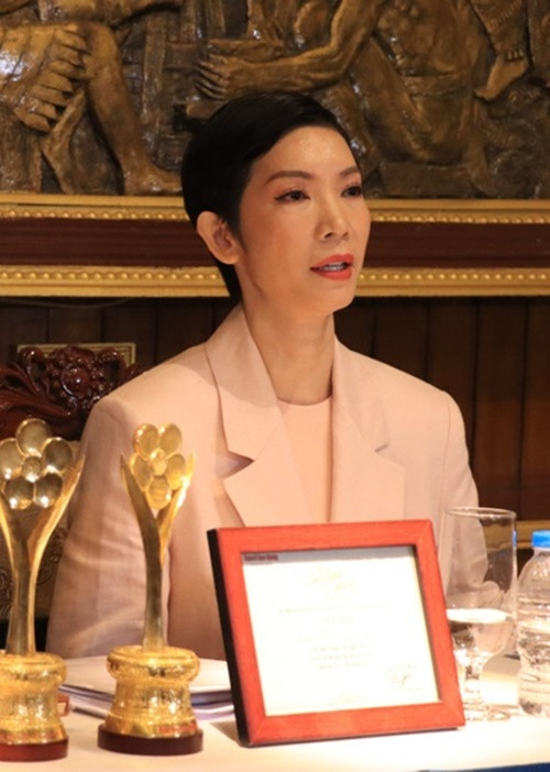 Theo Zing, Xuân Lan vừa gặp gỡ báo chí để làm rõ loạt tin đồn không đúng sự thật đang lan truyền. Chân dài khẳng định, cô không trục lợi, ăn chặn tiền đám tang của đạo diễn Vũ Minh. Xuân Lan sẵn sàng đối chất với nhiều bên. Bên cạnh đó, bà mẹ một con công khai toàn bộ sao kê ngân hàng số tiền cô kêu gọi giúp đỡ cố đạo diễn khi ông điều trị tại bệnh viện và chi phí tang lễ. Ảnh: Zing