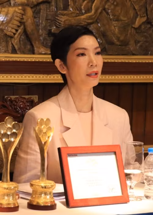 Theo Zing, Xuân Lan vừa gặp gỡ báo chí để làm rõ loạt tin đồn không đúng sự thật đang lan truyền. Chân dài khẳng định, cô không trục lợi, ăn chặn tiền đám tang của đạo diễn Vũ Minh. Xuân Lan sẵn sàng đối chất với nhiều bên. Bên cạnh đó, bà mẹ một con công khai toàn bộ sao kê ngân hàng số tiền cô kêu gọi giúp đỡ cố đạo diễn khi ông điều trị tại bệnh viện và chi phí tang lễ. Ảnh: Zing