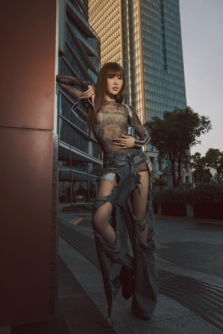 Tuy nhiên, thời gian gần đây diễn viên Thúy Ngân liên tục chia sẻ những hình ảnh của bản thân với phong cách thời trang phóng khoáng, táo bạo.