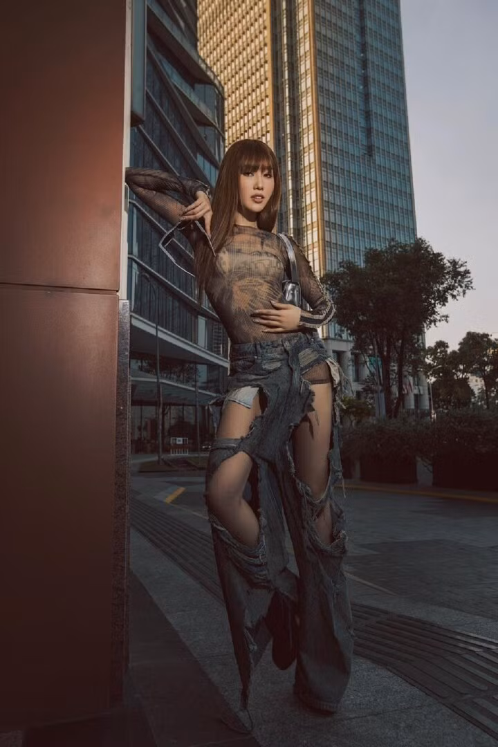 Tuy nhiên, thời gian gần đây diễn viên Thúy Ngân liên tục chia sẻ những hình ảnh của bản thân với phong cách thời trang phóng khoáng, táo bạo.