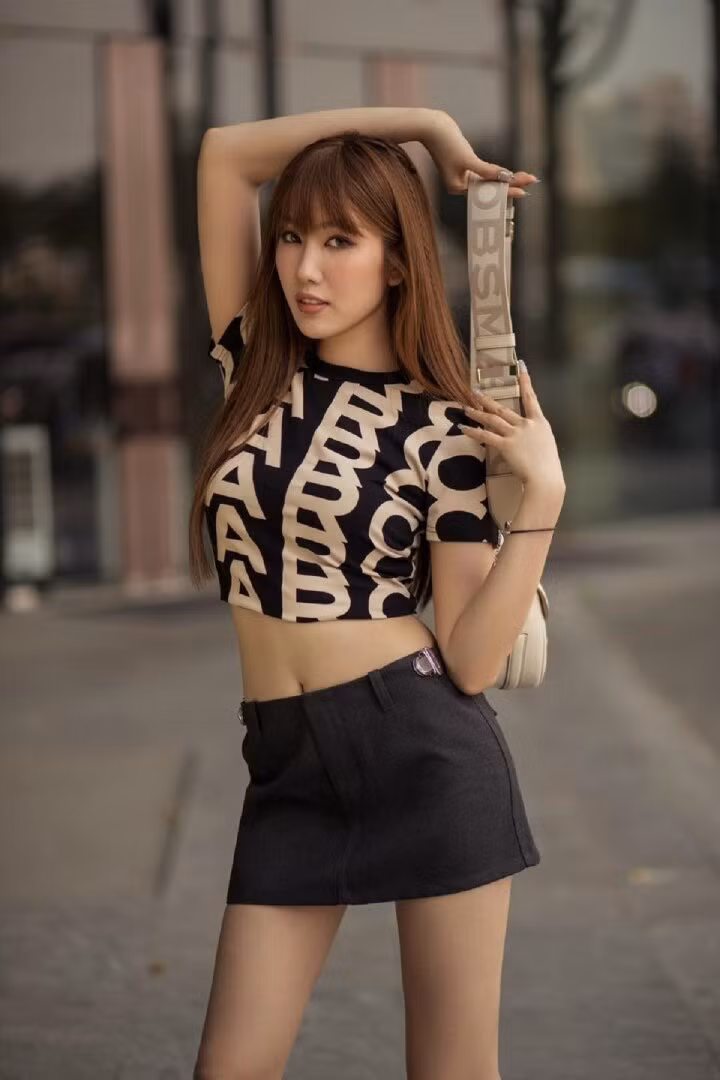 Ngoài ra, Thúy Ngân cũng đặc biệt ưa chuộng những chiếc croptop diện cùng chân váy ngắn để khoe tối đa vòng eo thon và cặp chân dài thẳng tắp. Sự thay đổi trong phong cách ăn mặc của Thúy Ngân thời gian gần đây nhận được nhiều lời khen ngợi từ khán giả.