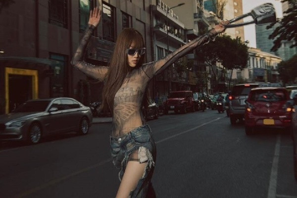 Để thực hiện loạt ảnh với phong cách đường phố, Thúy Ngân không ngại diện áo "xuyên thấu" ôm sát cùng quần jeans rách te tua.