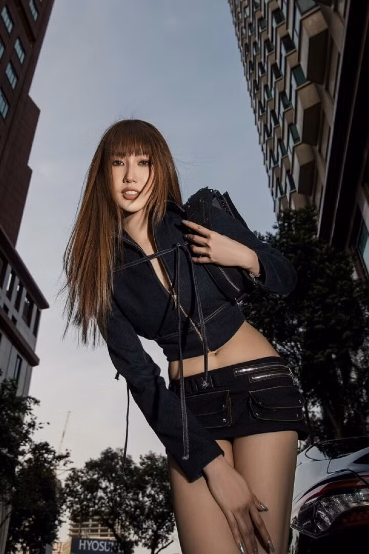 Mới đây nhất người đẹp diện áo khoác jeans cách điệu cùng chân váy siêu ngắn, trông vừa cá tính vừa gợi cảm, phô diễn trọn vẹn đôi chân nuột nà.