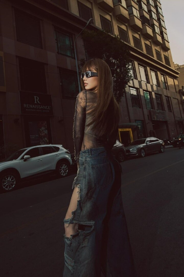 Để phù hợp với phong cách "nổi loạn" này, Thúy Ngân trang điểm tông màu nâu trầm, để tóc xõa với mái bằng nhằm tăng vẻ "Tây".