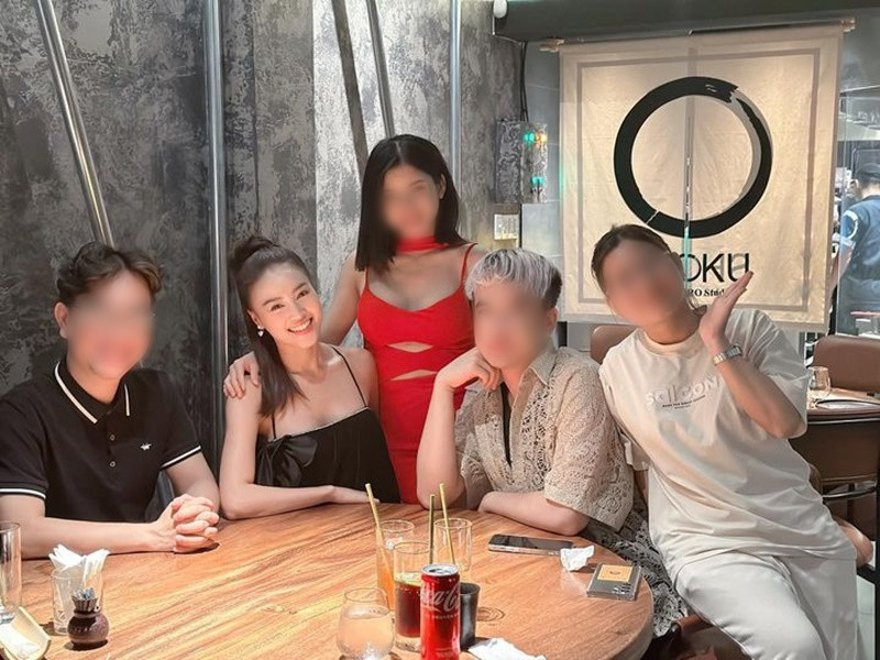 Lan Ngọc diện váy hai dây dáng suông trong buổi tụ tập bạn bè.