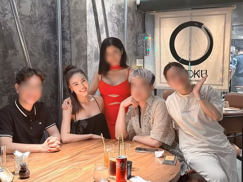 Lan Ngọc diện váy hai dây dáng suông trong buổi tụ tập bạn bè.