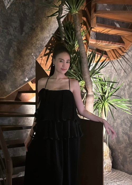 Lan Ngọc vừa lộ diện sau loạt tin đồn không đúng sự thật. Trên trang cá nhân, nữ diễn viên chia sẻ loạt ảnh gặp gỡ bạn bè vào tối ngày 13/4.