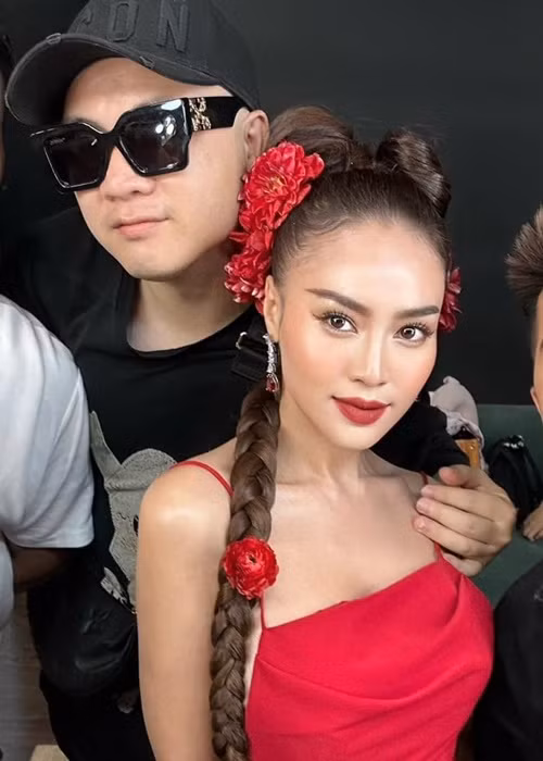 Trước đó, Lan Ngọc có buổi chụp ảnh cùng NTK Đỗ Mạnh Cường.