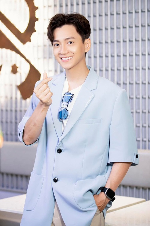 Khi trở nên giàu có, Ngô Kiến Huy mua tặng bố mẹ căn nhà phố vào năm 2021.