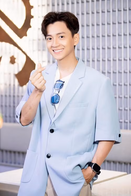 Khi trở nên giàu có, Ngô Kiến Huy mua tặng bố mẹ căn nhà phố vào năm 2021.