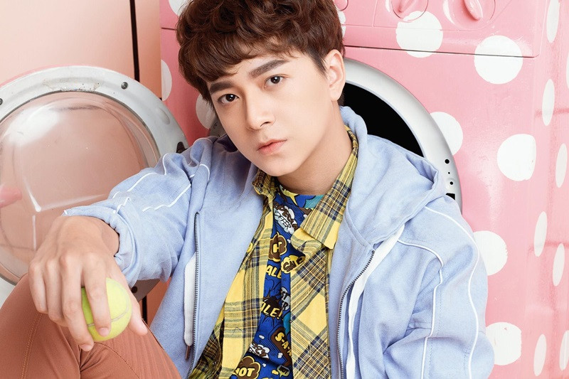 Sau lùm xùm, Ngô Kiến Huy tiếp tục nỗ lực tìm chỗ đứng trong làng giải trí. Ngoài ca hát, anh còn đóng phim, làm MC.