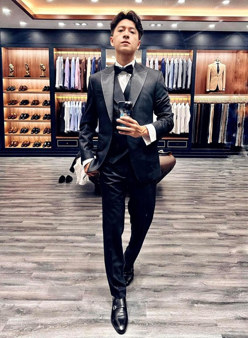 Sam từng tiết lộ, Ngô Kiến Huy kinh doanh mát tay. "Dạo này ông anh em giàu lắm, đang ăn nên làm ra, lấn sân sang nhiều lĩnh vực khác nhau như: nha khoa, công ty du lịch, quán cafe và đặc biệt là sở hữu nhiều bất động sản giá trị tại TP HCM cùng nhiều tỉnh lân cận". Ngô Kiến Huy nhanh chóng cho biết, Sam chỉ đang tập kịch cho một tiểu phẩm Tết chứ nhân vật đại gia đó không phải là mình.