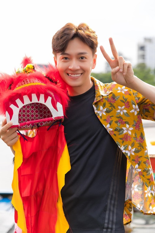 Trong cuộc phỏng vấn với Zing, nam ca sĩ cho biết, khi tiếp xúc với nhiều người thành công ở lĩnh vực kinh doanh, anh thấy mình nhỏ bé. Thay vì chỉ đi diễn và về nhà, anh mở rộng mối quan hệ, có thêm các cơ hội và học hỏi được nhiều.