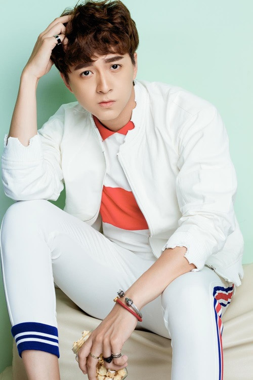 Lần đầu tiên thử sức ở vai trò MC, nam ca sĩ đã bị chê. Bản thân cũng nhận thấy chưa phù hợp dẫn chương trình, anh tạm dừng nhận show để trau dồi và cố gắng trở lại mạnh mẽ hơn. Có thời gian, nam ca sĩ được xem là một trong những MC đắt show nhất nhì làng giải trí Việt.