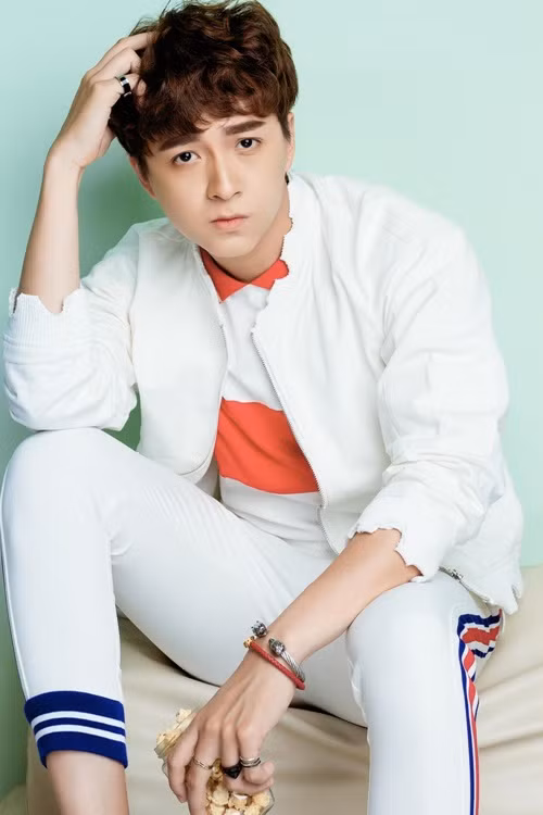 Lần đầu tiên thử sức ở vai trò MC, nam ca sĩ đã bị chê. Bản thân cũng nhận thấy chưa phù hợp dẫn chương trình, anh tạm dừng nhận show để trau dồi và cố gắng trở lại mạnh mẽ hơn. Có thời gian, nam ca sĩ được xem là một trong những MC đắt show nhất nhì làng giải trí Việt.