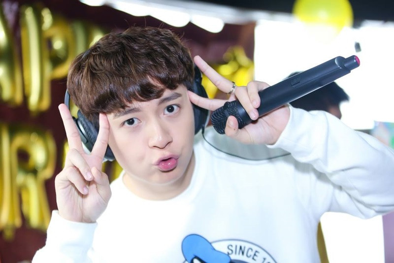 Khi 23 tuổi, Ngô Kiến Huy vướng lùm xùm tình cảm với em gái ca sĩ Thanh Thảo. Nam ca sĩ chia sẻ, đó là khoảng thời gian đen tối nhất trong cuộc đời anh. Khi đó, anh bị hủy hợp đồng quảng cáo, mất show diễn, gần như không còn gì trong tay. Ngô Kiến Huy tuyệt vọng vì không có thu nhập, không thể làm trụ cột kinh tế cho gia đình. Nam ca sĩ đã phải đi bưng bê trà sữa, đóng vai quần chúng.