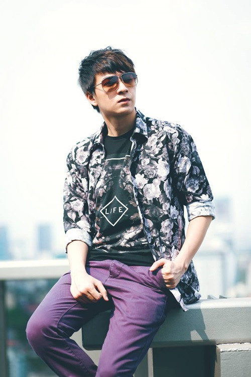 Ngày nhỏ, Ngô Kiến Huy từng đi mò cua, mò cá, bán bánh bông lan cho mẹ, vẽ thuê bản đồ, biểu đồ cho bạn bè với giá 500 đồng/lần.