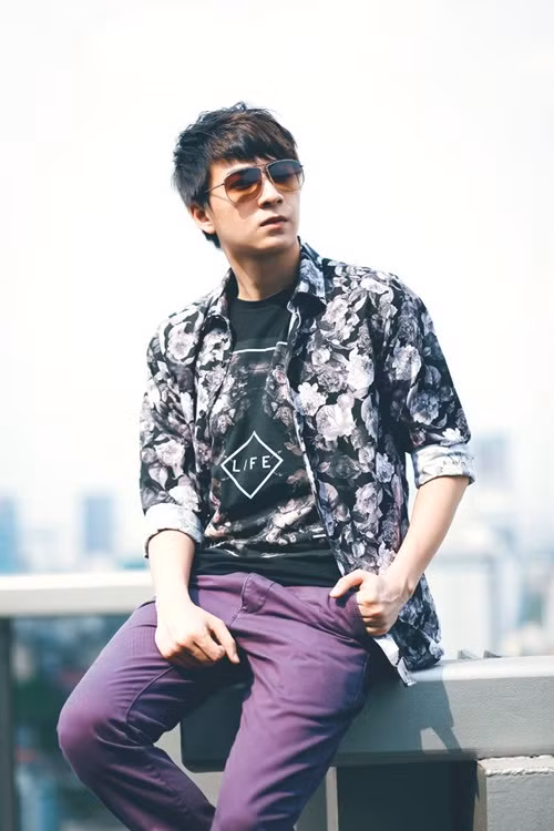 Ngày nhỏ, Ngô Kiến Huy từng đi mò cua, mò cá, bán bánh bông lan cho mẹ, vẽ thuê bản đồ, biểu đồ cho bạn bè với giá 500 đồng/lần.