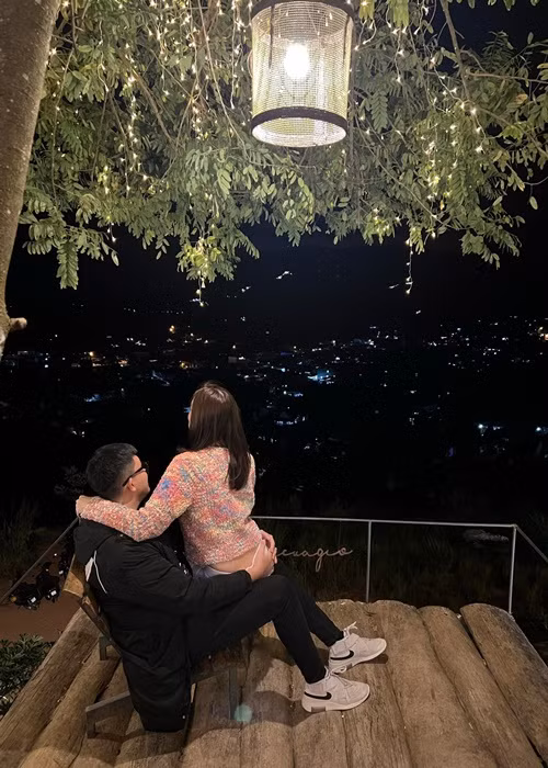 Trước đó, trên trang cá nhân, chân dài sinh năm 1993 từng úp mở hình ảnh bên bạn trai.