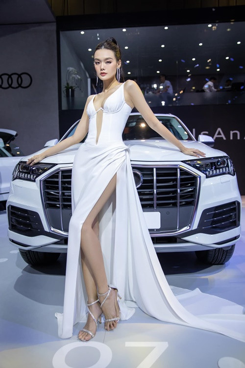 Cô đắt show trình diễn catwalk, làm người mẫu xe.