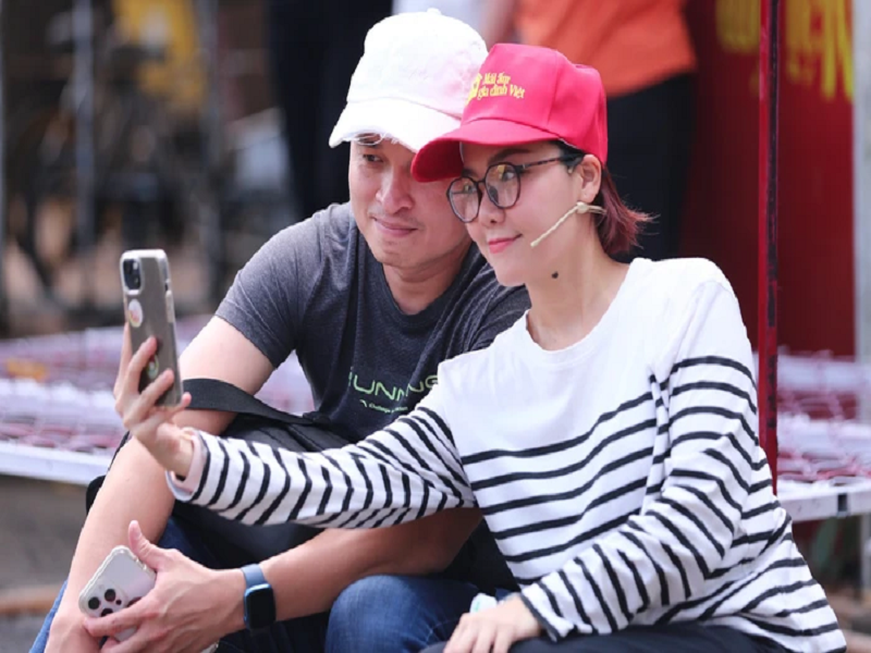 Ông xã Thanh Ngọc tên Đức Thiệp. Trong cuộc phỏng vấn với Mốt và Cuộc sống, Thanh Ngọc cho biết, cả hai học chung suốt mấy năm cấp 3 nhưng không yêu nhau. Sau khi ra trường, mỗi người đều có những mối tình riêng nhưng vẫn là bạn bè đi chơi chung. Sau này, cả hai tan vỡ tình yêu, tâm sự với nhau nhiều hơn... và cũng không nghĩ sẽ yêu nhau đâu”, cựu thành viên nhóm Mắt Ngọc tâm sự. Ảnh: Phụ nữ Việt Nam