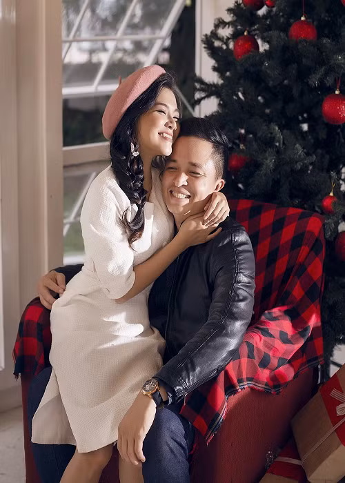 Ông xã Thanh Ngọc là người chủ động theo đuổi nữ ca sĩ. “Ban đầu tôi từ chối, sau đó gặp lại lần nữa và đi chơi như bạn bè bình thường thôi. Nhưng cũng lúc đó, tôi lại nhìn thấy những khía cạnh khác thu hút mình, tôi thấy mình rung động mà không hiểu vì sao. Cái đó người ta gọi là duyên tới", Thanh Ngọc nói. Ảnh: Dân Trí