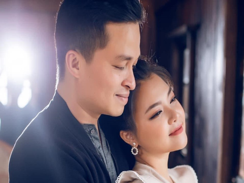 Năm 2011, nữ ca sĩ thông báo kết hôn. 2 năm sau đó, Thanh Ngọc lên kế hoạch sinh con. Tuy nhiên, nữ ca sĩ được chẩn đoán buồng trứng dự trữ của cô quá ít nên khả năng thụ thai bị hạn chế. Hai vợ chồng cô từng suy nghĩ đến việc nhận con nuôi. Tuy nhiên, Thanh Ngọc và Đức Thiệp động viên nhau cố gắng. "Bản thân chồng tôi là người thích trẻ con nhưng rất tâm lý và hiểu chuyện. Anh ấy nhiều lần động viên, an ủi, thậm chí dẫn tôi đi du lịch đây đó để trút bỏ gánh nặng", nữ ca sĩ chia sẻ trên Vietnamnet. Ảnh: FBNV