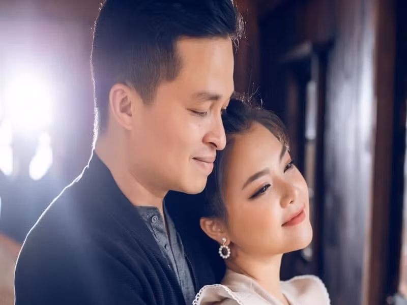 Năm 2011, nữ ca sĩ thông báo kết hôn. 2 năm sau đó, Thanh Ngọc lên kế hoạch sinh con. Tuy nhiên, nữ ca sĩ được chẩn đoán buồng trứng dự trữ của cô quá ít nên khả năng thụ thai bị hạn chế. Hai vợ chồng cô từng suy nghĩ đến việc nhận con nuôi. Tuy nhiên, Thanh Ngọc và Đức Thiệp động viên nhau cố gắng. "Bản thân chồng tôi là người thích trẻ con nhưng rất tâm lý và hiểu chuyện. Anh ấy nhiều lần động viên, an ủi, thậm chí dẫn tôi đi du lịch đây đó để trút bỏ gánh nặng", nữ ca sĩ chia sẻ trên Vietnamnet. Ảnh: FBNV