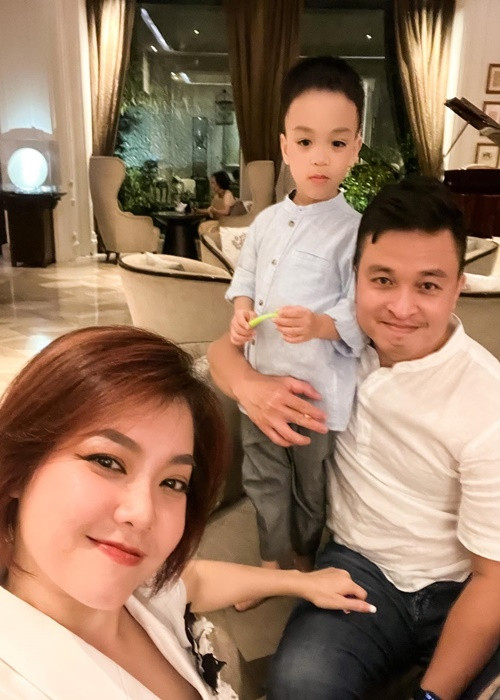 Cựu thành viên nhóm Mắt Ngọc đến nay vẫn được chồng ủng hộ hết mình trên con đường ca hát. Ảnh: FBNV