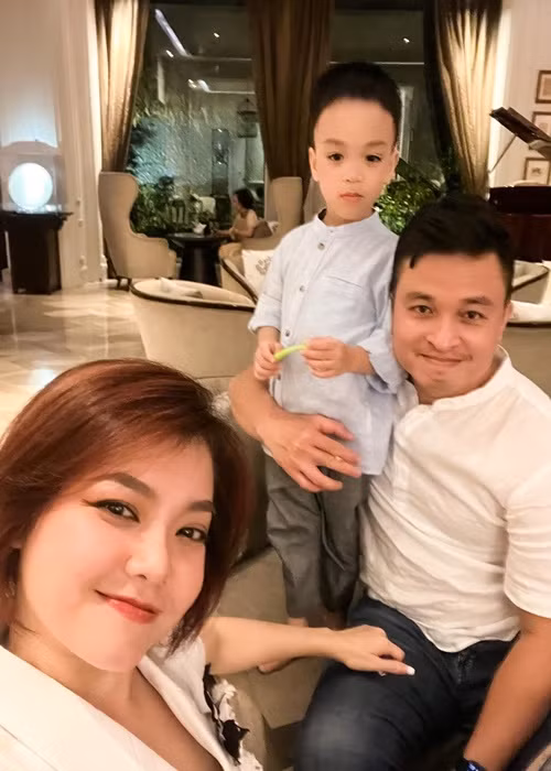 Cựu thành viên nhóm Mắt Ngọc đến nay vẫn được chồng ủng hộ hết mình trên con đường ca hát. Ảnh: FBNV