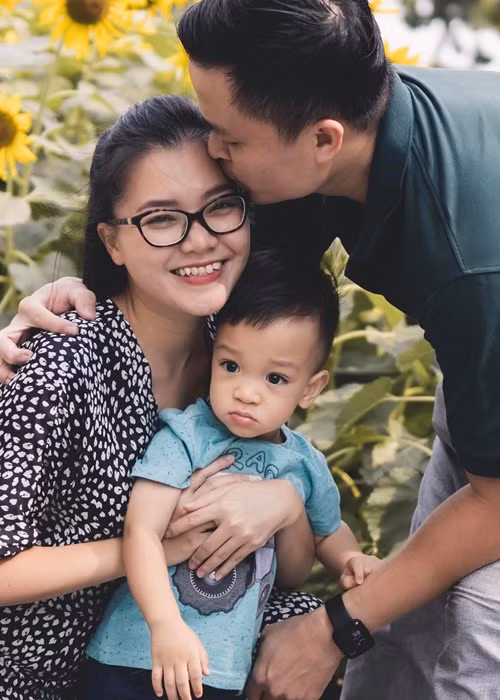 Sau 8 năm, ở lần cố gắng cuối cùng, Thanh Ngọc sinh con trai đầu lòng tên Ủn. Cô tâm sự về hành trình sinh nở vất vả: "Ngọc nằm suốt thai kỳ luôn, nằm đến nỗi chân bị teo cơ đi lại khó khăn, đến giờ vẫn chưa hoàn toàn hồi phục, đứng lên ngồi xuống hoặc bước lên cầu thang vẫn còn hơi yếu". Ảnh: FBNV