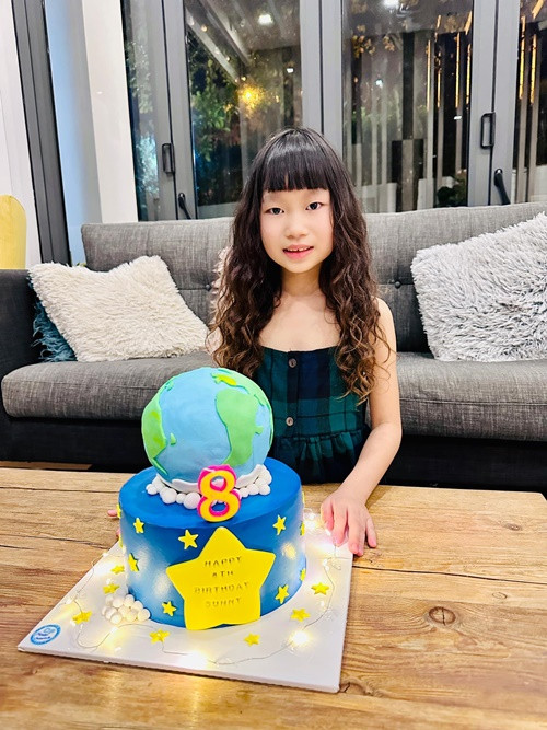 Sunny sinh năm 2014, có tính cách hiếu động, nghịch ngợm.