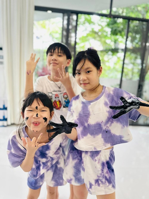 Hai con gái cùng hai con trai của Lý Hải đều ngoan ngoãn, tự lập từ nhỏ.