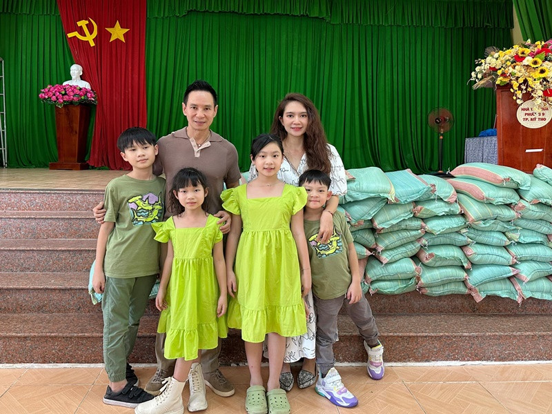 Vợ chồng Lý Hải thường đưa các con đi làm từ thiện.