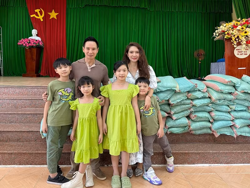 Vợ chồng Lý Hải thường đưa các con đi làm từ thiện.