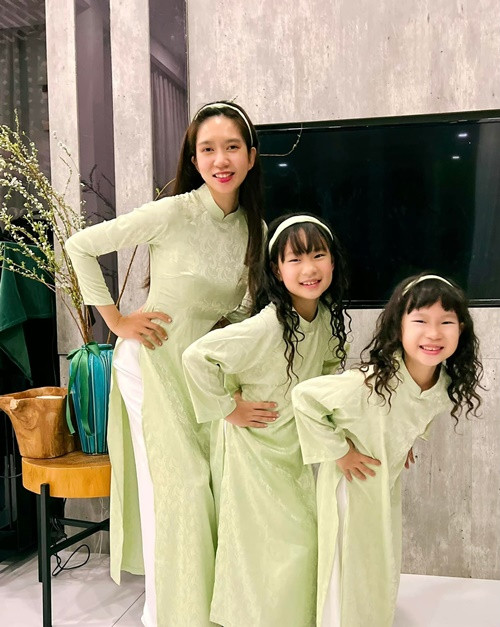 Bà xã Lý Hải cùng hai con gái thường xuyên mặc đồ đôi.