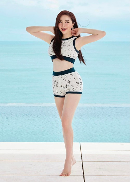 Bảo Thy khoe eo 58 cm trong trang phục croptop.