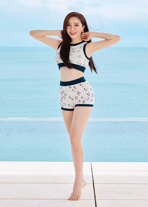 Bảo Thy khoe eo 58 cm trong trang phục croptop.