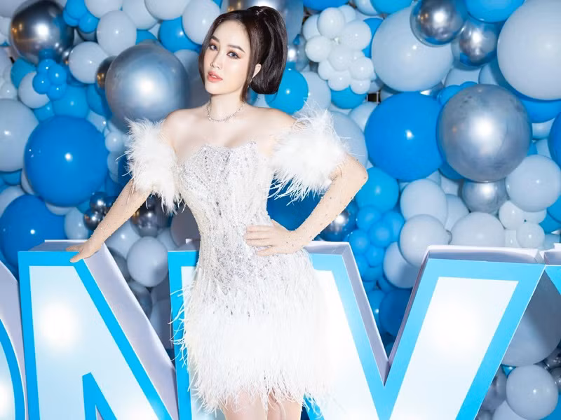 Sinh ra trong gia đình giàu có, sau đó lấy chồng đại gia, Bảo Thy luôn tự chủ về tài chính nhờ kinh doanh, ca hát.