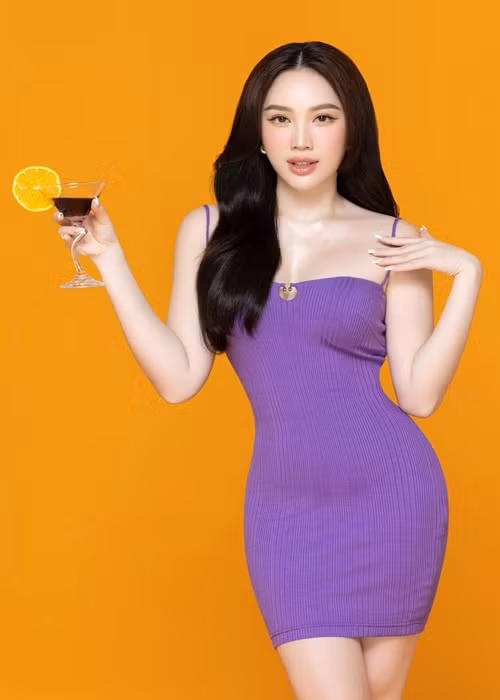 Bảo Thy chuộng mặc trang phục bó sát hoặc hở eo giúp tôn vòng hai con kiến.